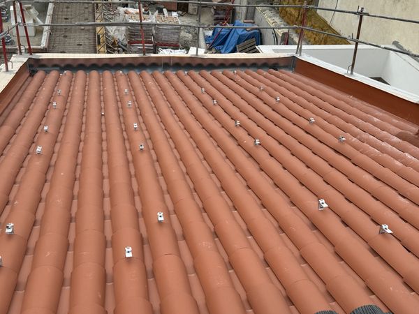 Soportes salvatejas Fischer colocados sobre un tejado de teja curva nuevo